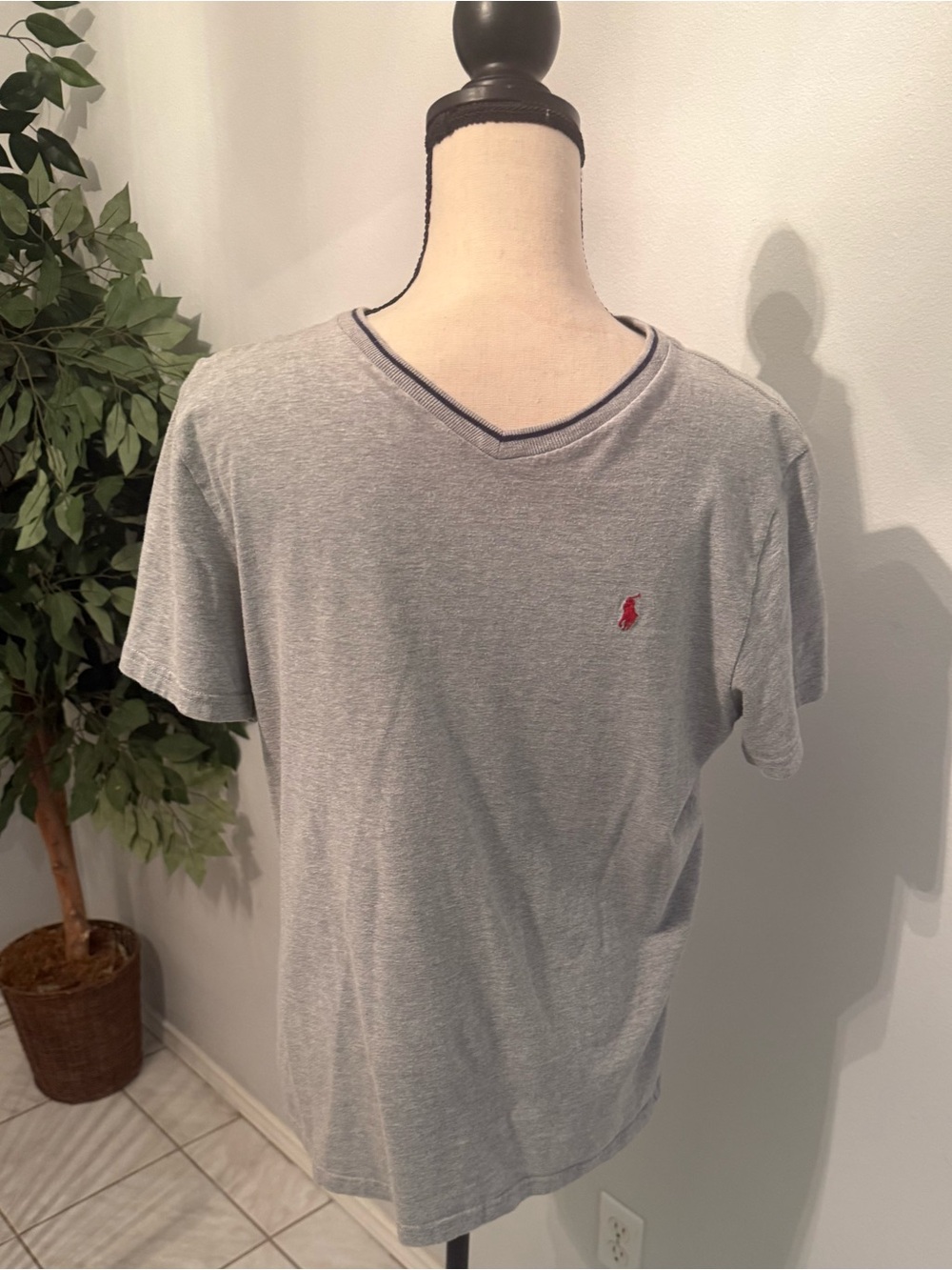 Polo Ralph Lauren Gray V-Neck Boys XL (18-20) T-Shirt with Red pony